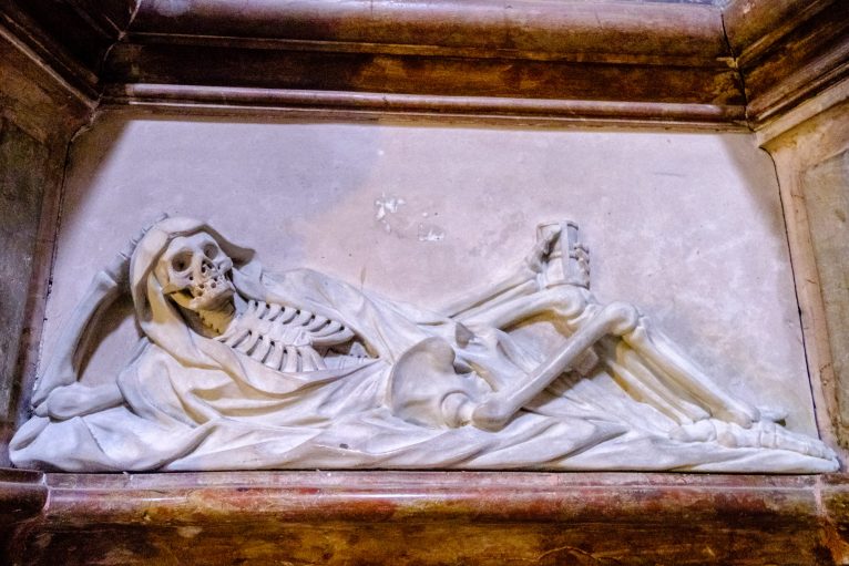 Mamor-Skelett in Kirche